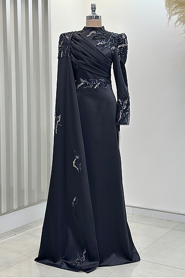 Pelerinli Drape Detay Saten Garnili Abiye - Siyah